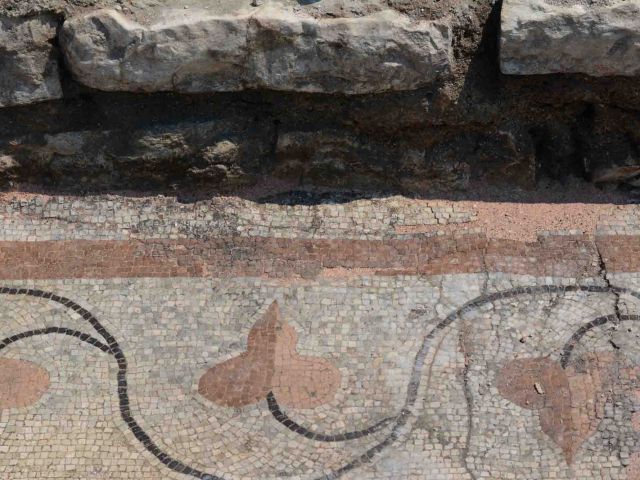 Triconch mosaic